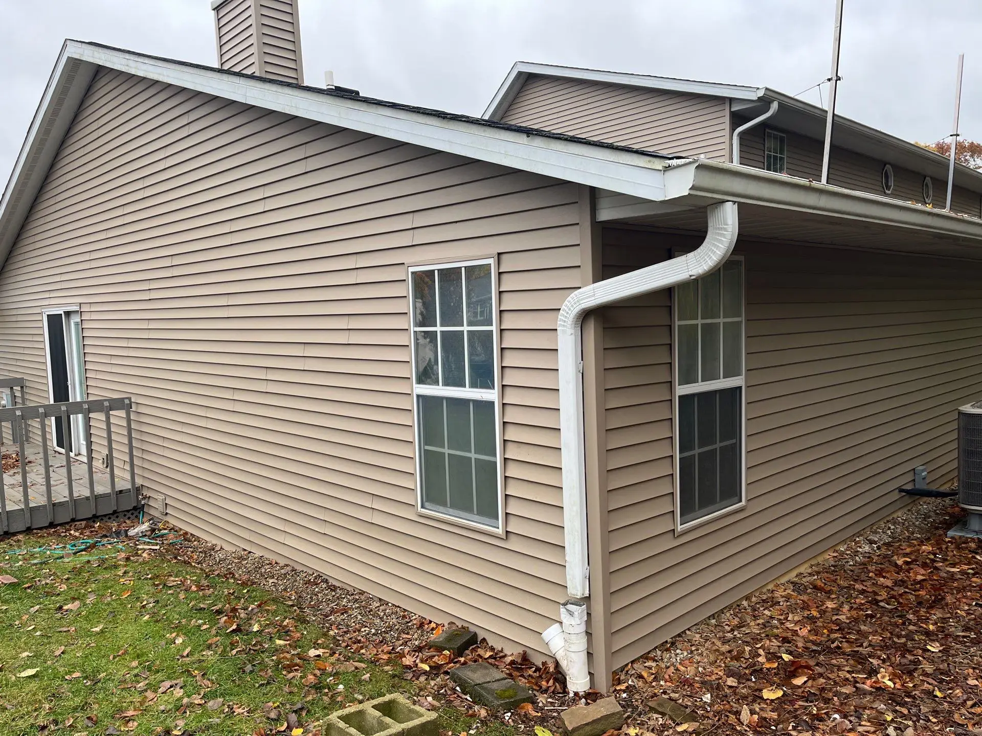 Completed vinyl siding installation on side exterior of residential home in Springfield, IL